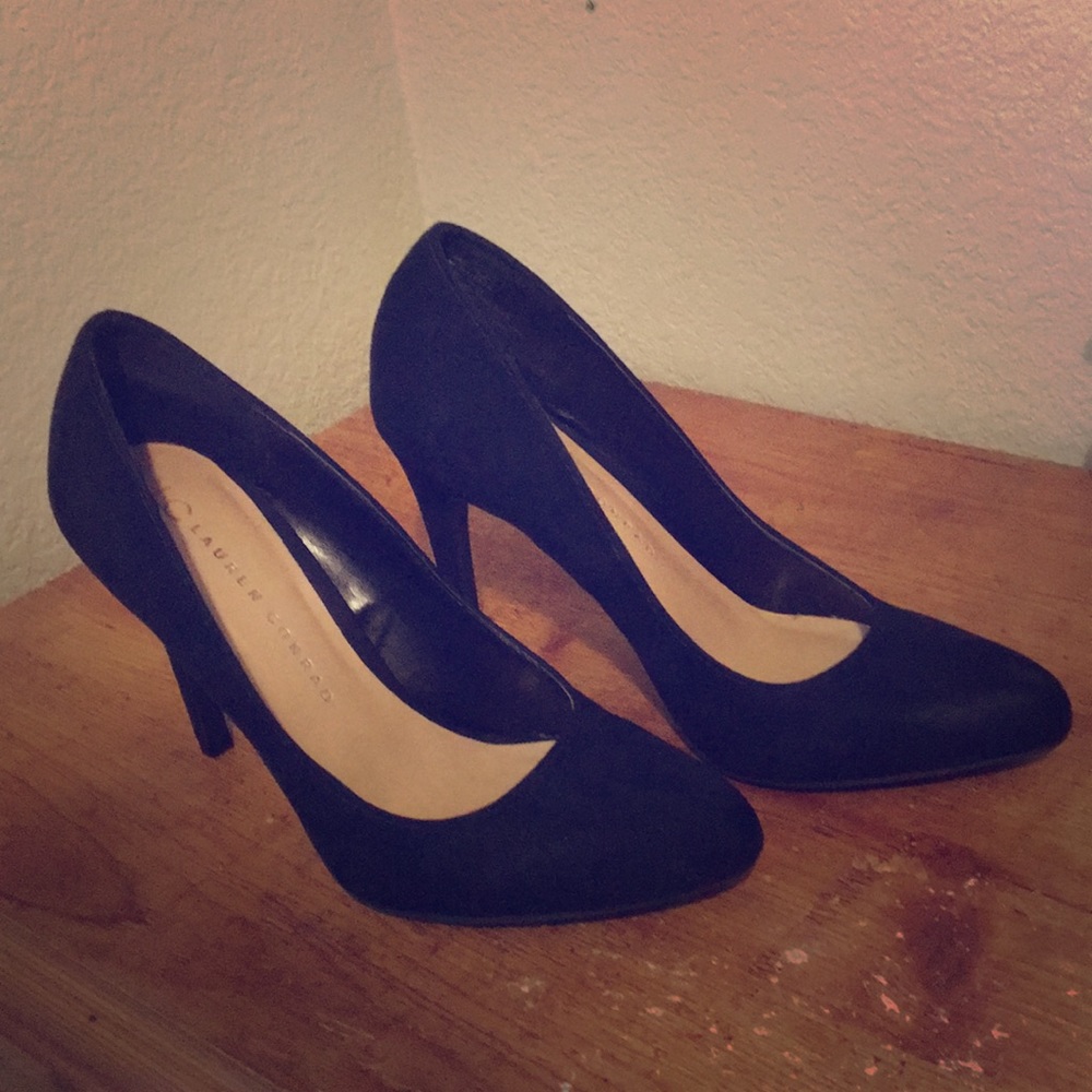 Black pumps.